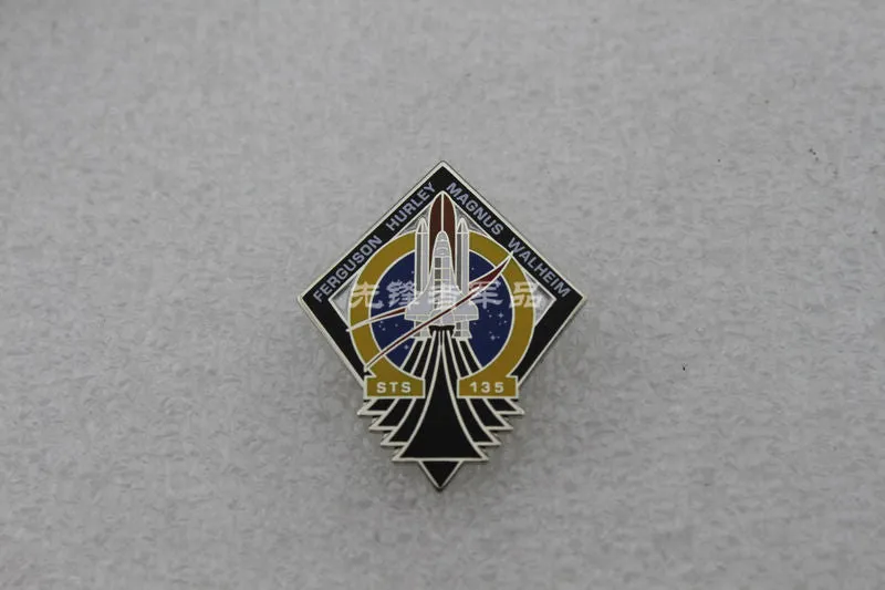 NASA's Atlantis sts-135 space shuttle mission badge Tomorrowland pin/passport commemorative badge/badge