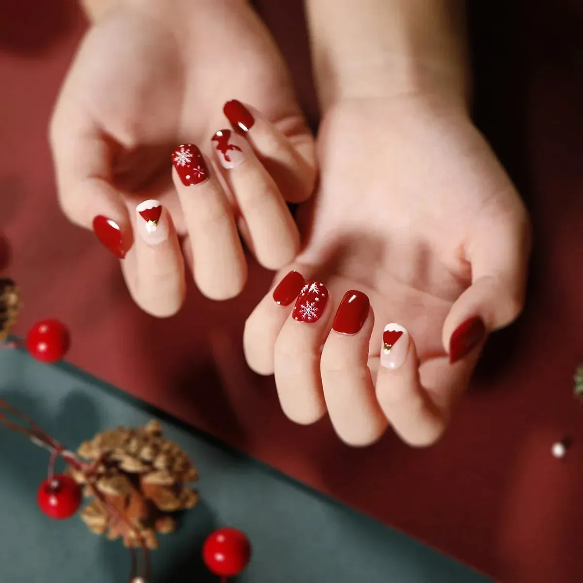 Wenkouban-24pcs Gold Powder Christmas Fake Nails Snowflake Design False Nails Art Full Cover Waterproof Removable Artificial Press on Nail