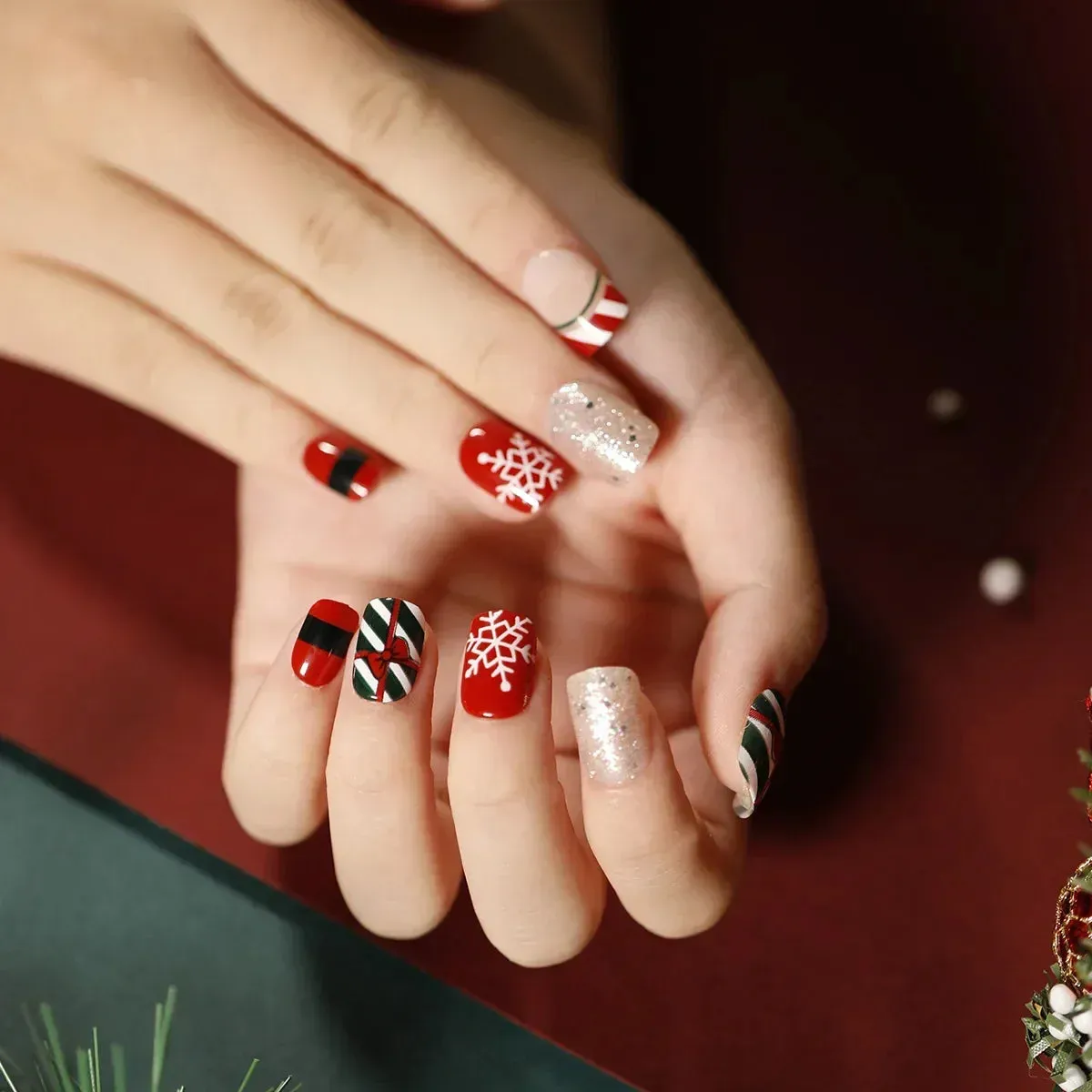 Wenkouban-24pcs Gold Powder Christmas Fake Nails Snowflake Design False Nails Art Full Cover Waterproof Removable Artificial Press on Nail
